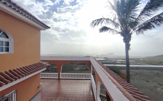 Spectacular Villa with sea and mountain views